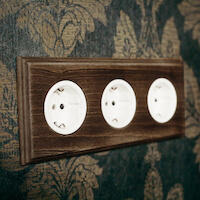 Блок розеток на 3 поста Шедель, Дерево, Цвет рамки: Винтаж, Цвет накладки: Белый
