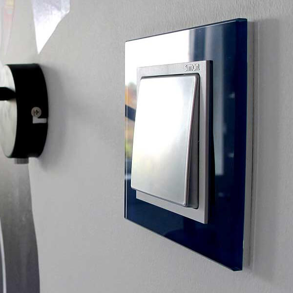 Выключатель Simon 82 Nature, Цвет: Синий / белый, Стекло, Вид сбоку