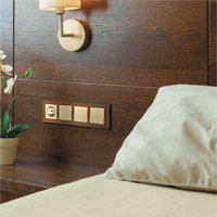 4-местная рамка Werkel Aluminium с розеткой типа F и выключателями, цвет рамки: коричневый, цвет механизма: шампань