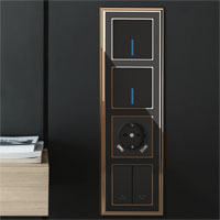 4-местная рамка Werkel Palacio с одноклавишными сенсорными Wi-Fi выключателями, розеткой типа F с зарядным устройством USB, выключателем жалюзи, цвет рамки: золото/черный, цвет механизма: черный
